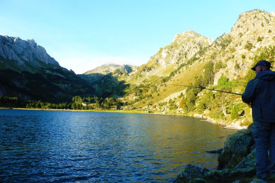 Pêche aux appâts naturels en lac de montagne