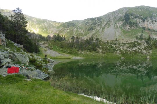 Instants paisibles au bord du lac, seul au monde