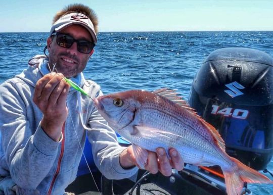 La pêche au jig réserve beaucoup de surprises, comme ce pageot !