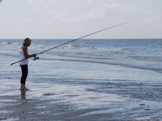 Le surfcasting peut se pratiquer de manière itinérante.