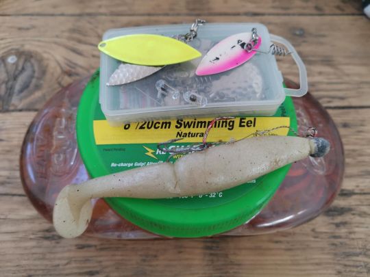 Les palettes, rattles, attractants ou encore triple voleur sont autant d'astuces qui pourront faire prendre un ou deux poissons supplémentaires quand la pêche est difficile.
