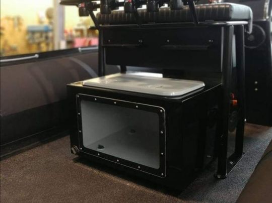 Le vivier de 180L installé sur mon bateau.