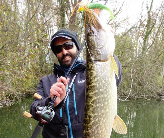 Un poisson qui a ramassé le Jig inerte sur le fond et dont la touche fut particulièrement discrète comme en témoigne le piqué en bord de gueule.