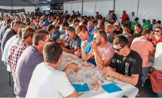 Quoi de plus convivial que de se retrouver à table à l'issue de la première manche et d'échanger entre passionnés.