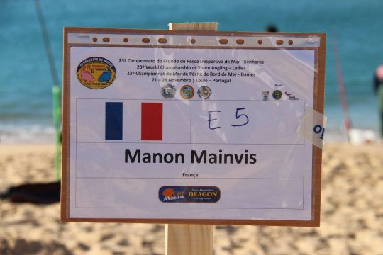 Ces panneaux indiquent le nom et le pays du pêcheur ainsi que son emplacement