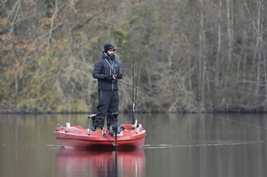 On peut aisément être seul et pêcher debout sur le coffre avant sans déséquilibrer le bateau.