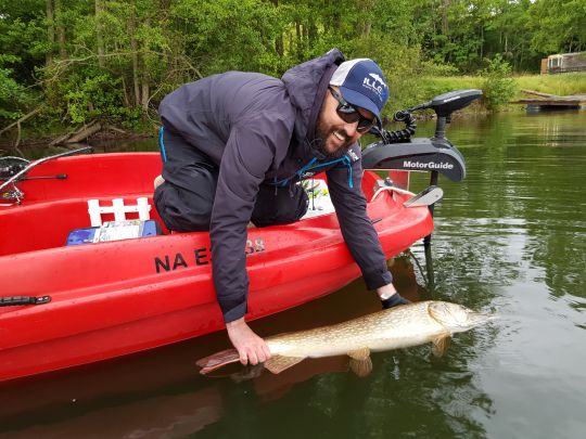 La manipulation d'un gros poisson est tout à fait possible mais nécessite une certaine organisation à bord lorsqu'il s'agit de procéder à la mesure et à la séance photo !