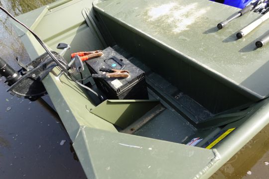 Compartiment arrière permettant d'accueillir batterie et/ou nourrice.