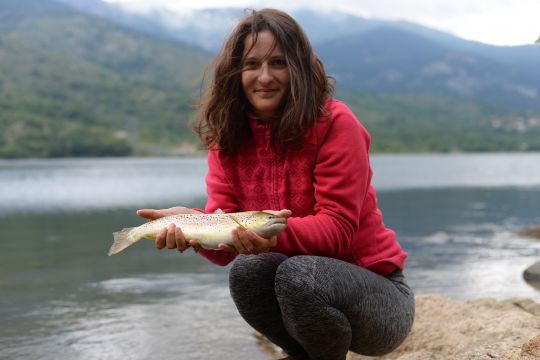 Un équipement de type outdoor est adéquat pour progresser plus sereine le long des berges accidentées des lacs de barrages.