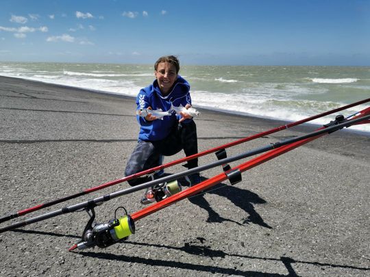 Deux cannes de surfcasting peuvent être posées sur un même trépied