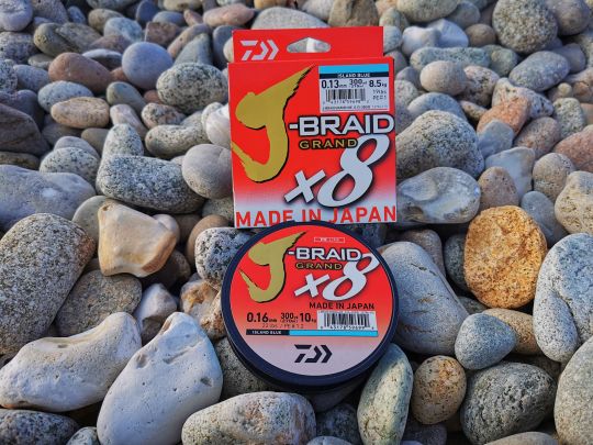 La tresse Daiwa J-Braid Grand X8 en PE1 et PE1.2 est adaptée à l'utilisation du bord. Elle offre une excellente glisse qui permet d'atteindre de grandes distances de lancer.