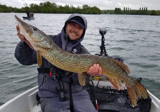 Jerkbait minnow et gros poisson de début de saison ! (crédit : Yann Geins)