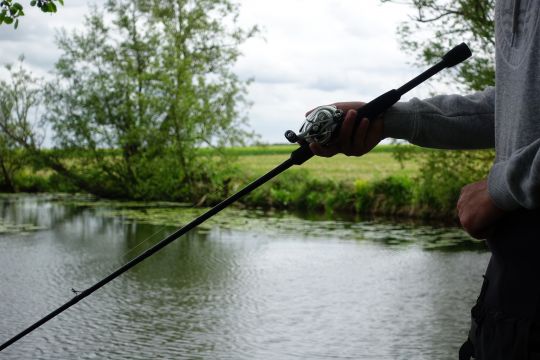 Une canne de 2m environ avec un talon court est particulièrement adaptée pour les animations canne basse.