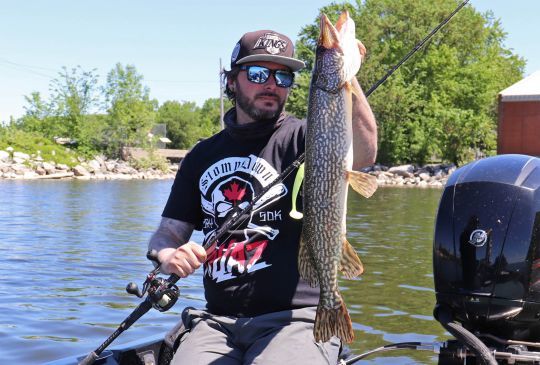 Brochet capturé avec un gros leurre souple.
