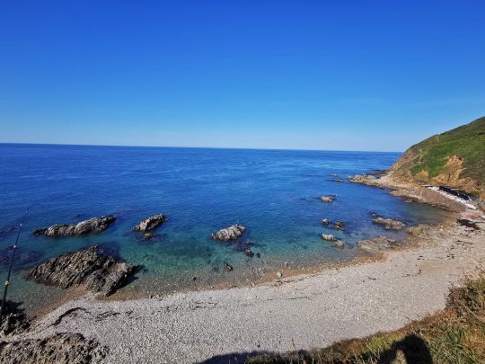 A l'abris du vent sous les falaise, il est possible de réaliser de belles pêche en surface en soirée à la belle saison.