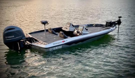 Le bateau de Vincent Rollet, un Bass Boat Ranger équipé full Garmin.