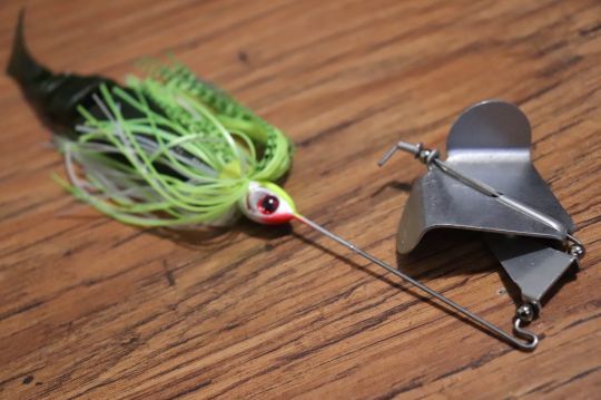 Buzzbait pour le black-bass.