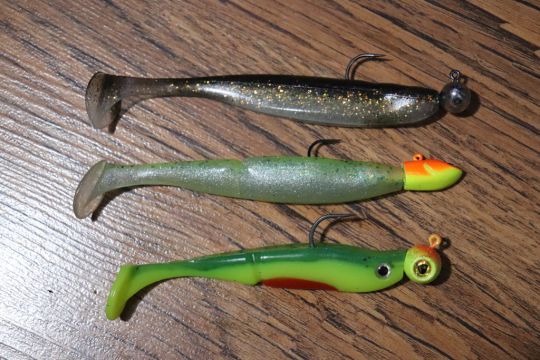 Hameçons proportionnés aux leurres pour la pêche en verticale.