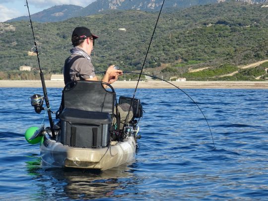 Depuis un kayak, le casting prend tout son sens.