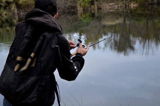 Sur un ensemble casting, le moulinet est placé sur le dessus de la cann