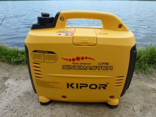 Ce modèle développe 750 w et pèse 7 kilos vide.