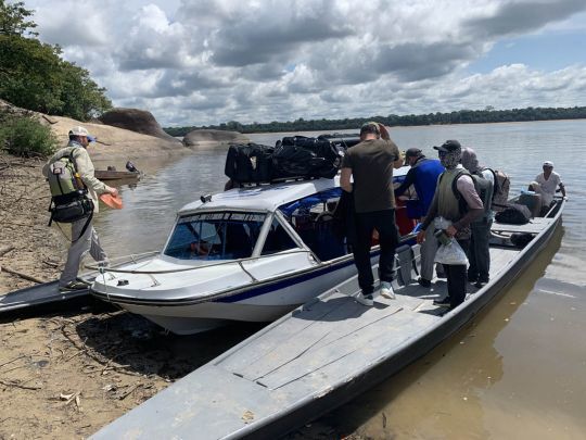 Transfert entre le bateau taxi et les pirogues.