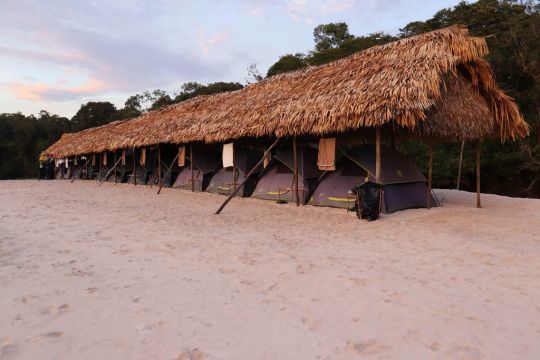 Le camp de pêche de Pesca Colombia et d'Oni-fishing sur le rio Mataven.