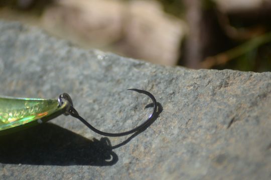 Hameçon simple avec ardillon écrasé à la pince plate