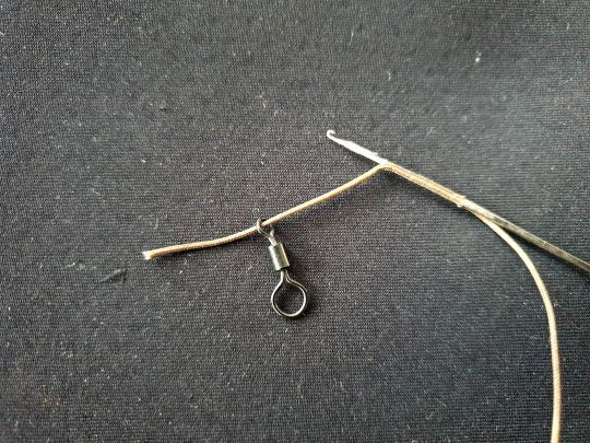 Passez l'émerillon avant de réaliser votre épissure.