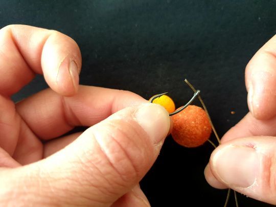 Passez la tresse par l'extérieur de l'oeillet.