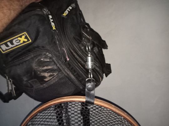 fixation de l'aimant au chest pack (poitrine) idéale pour dégainer vite en rivière