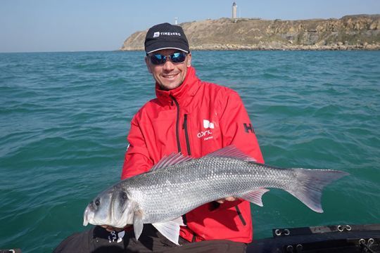 Le fluorocarbone permet de pêcher dans les roches