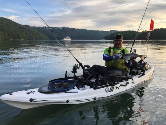 Un pêcheur passionné de pêche en kayak