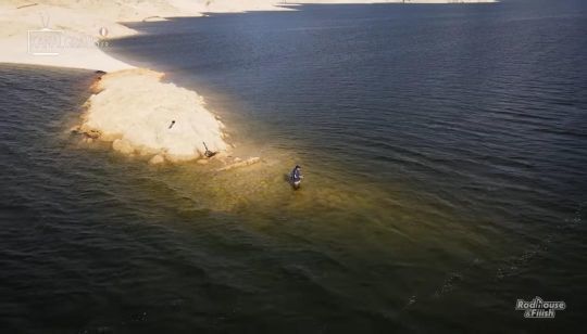 Tony et Stéphane pêche des pointes rocheuses très encombrées mais où ils savent quelques sandres postés.