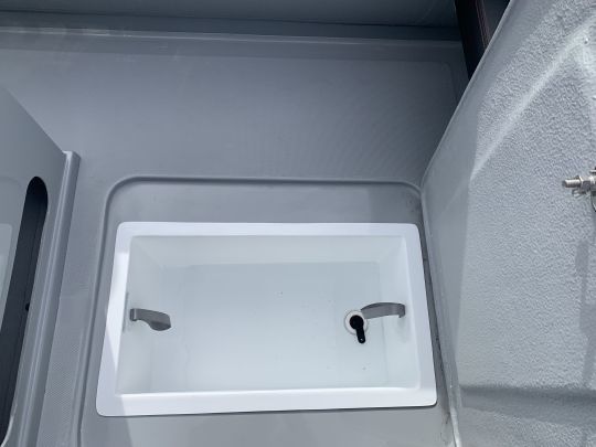 Un grand bac à poisson dans le plancher