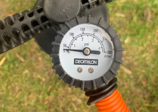 Un manomètre permet de contrôler la pression de l'air.