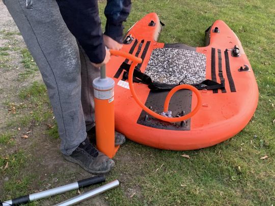 La pompe à main est bien adaptée pour gonfler un float-tube.