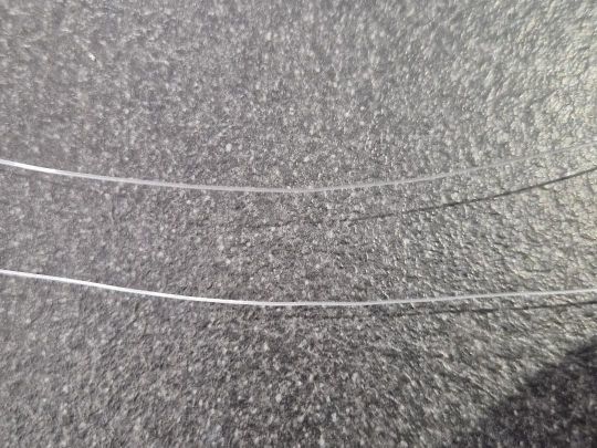 En bas le fluorocarbone Caperlan, on peut constater qu'il est plus opaque que le modèle Yo Zuri en haut.
