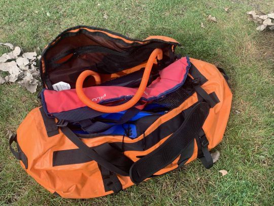 Pompe, waders, palmes, épuisette, gilet de sauvetage dans le même sac.