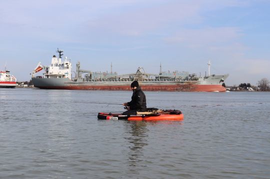 Les bateaux sont à bien surveiller en float-tube.