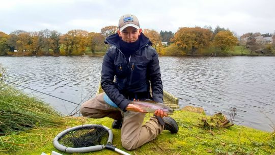 Le plus jeune participant et une belle truite du lac