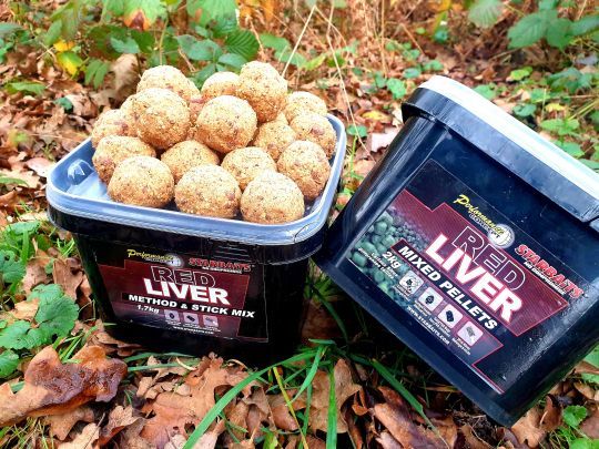 Boules d'amorces remplies de pellets.