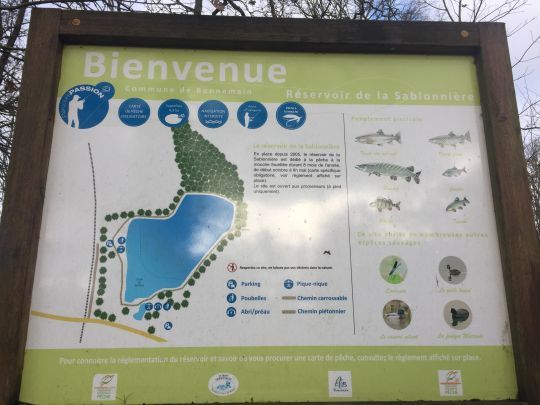 Plan du réservoir de la Sablonnière équipé d'un abris et d'un barbecue pour les pêcheurs