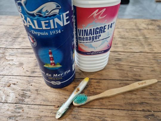 Une nuit dans un mélange sel et vinaigre blanc et un coup de brosse à dent vous permettront de faire disparaître les tâches de rouille. 
