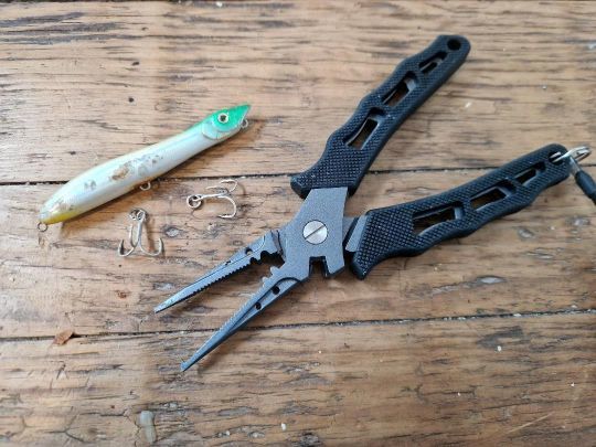 La pince à anneaux brisés est un outil indispensable pour changer ses hameçons en toute sécurité.