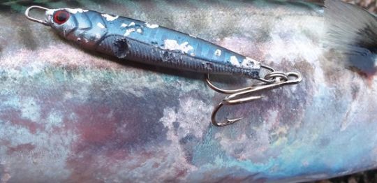 Sur les jigs ou les poissons nageurs, un coup de vernis en bombe permet de prolonger leur durée de vie.