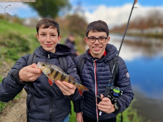 Un sourire qui en dit long sur le bonheur de ces jeunes pêcheurs. Merci aux marques qui ont permis à cette section de pêche d'exister.