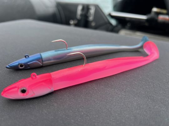 Ici 2 Crazy Paddle Tail 180 montés sur des têtes plombées en 35 et 55 grammes.