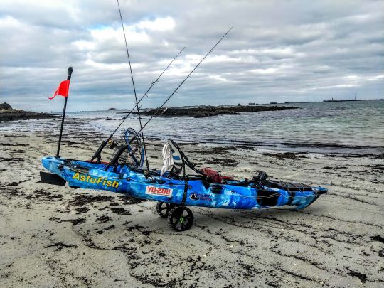 Transporter son kayak à l'aide d'un chariot