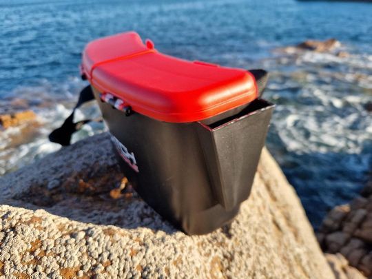 Sur la partie latéral, un espace de rangement pour une pince est prévu. Vous pouvez réaliser un petit trou dans le plastique pour y fixer une dragonne.